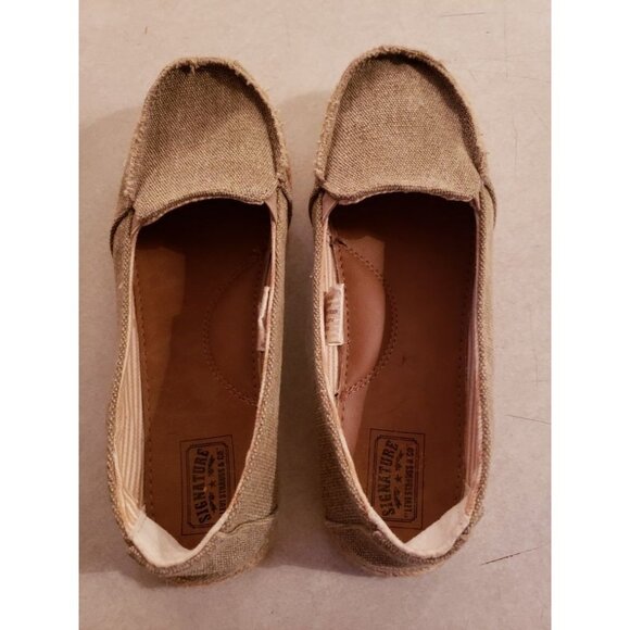 Signature Levi's Strauss canvas slip ons...size 6 - Picture 2 of 4